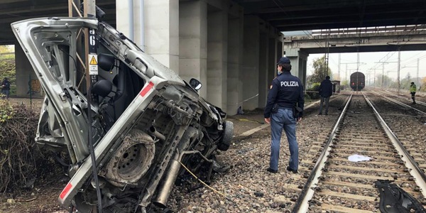 Parma, pulmino sbanda e finisce contro un treno: muoiono due giovani disabili