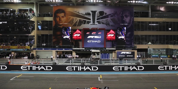 F1, ad Abu Dhabi Verstappen in pole, Hamilton 2°. Sainz parte 5° con la Ferrari