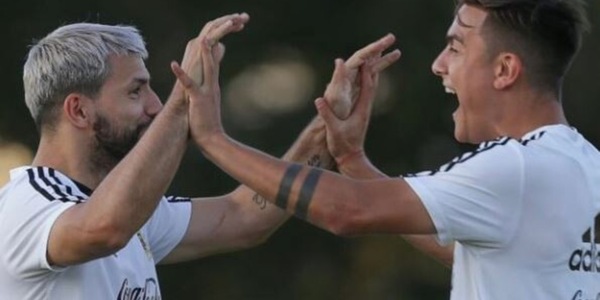 Juve, il saluto di Dybala e Danilo ad Aguero: "Un orgoglio"