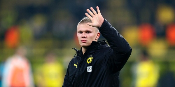 Haaland, doppietta e gesto enigmatico: tifosi Dortmund in allarme