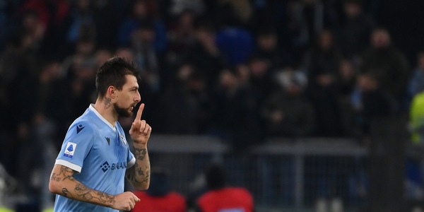 Lazio, Acerbi zittisce i tifosi ma poi si scusa: "Preso dall'adrenalina"