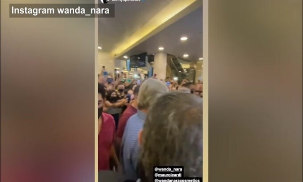 Buenos Aires, quanta gente per il negozio di Wanda