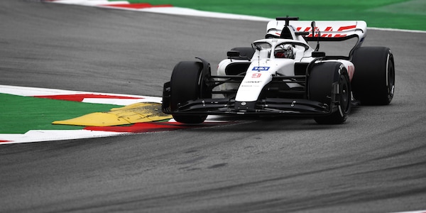 F1, Haas VF-22 in pista senza bandiera russa: assente anche logo Uralkali