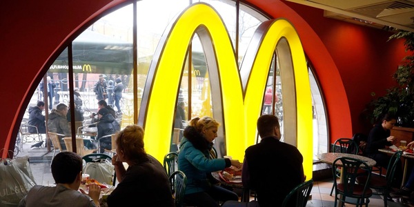 McDonald's cede alle critiche: chiuderà gli 850 fast food in Russia