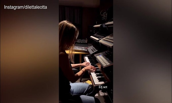 Sorpresa alla consolle: c'è...Diletta Leotta!