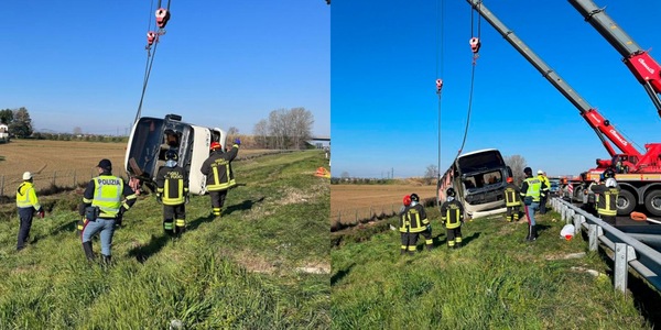 Incidente sulla A14, un bus con a bordo cittadini ucraini si è ribaltato: le foto