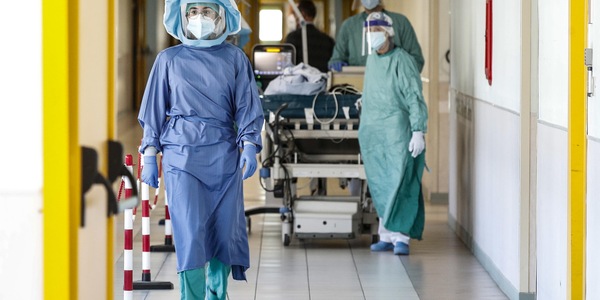 Covid, quasi 100mila casi in un giorno: mai così tanti da inizio febbraio