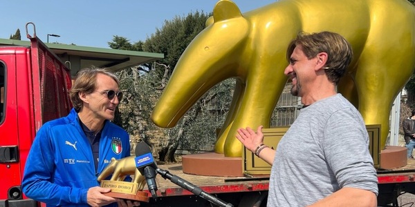 Flop Italia ai Mondiali, Mancini riceve il Tapiro gigante: "È meritato"