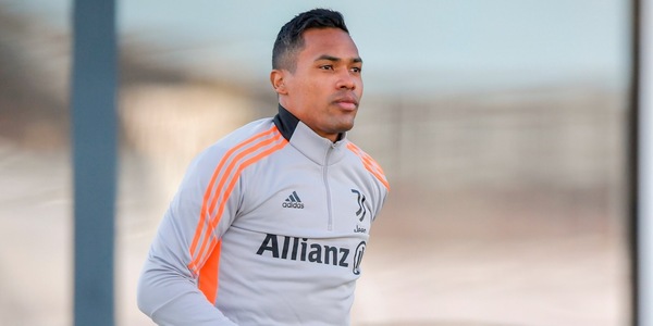 Allegri al lavoro per Juve-Inter: Alex Sandro si allena in gruppo