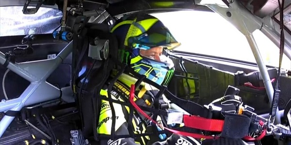 Valentino Rossi e l'incubo ai box: debutto amaro con le auto!