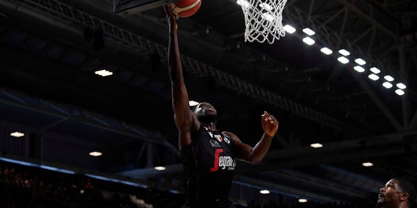 La Virtus Bologna vola a + 4 da Milano: Scariolo vince il derby d'Italia