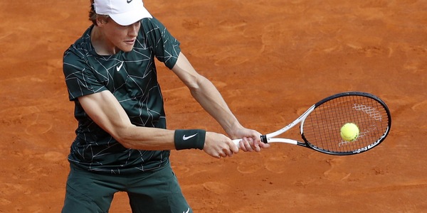 Sinner rischia il forfait poi batte Coric: buona la prima a Montecarlo