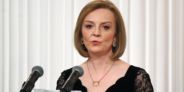 Ucraina, Liz Truss rivela: "Russia usa troll per disinformare sui social"