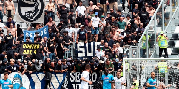 Scontri tra tifosi durante Spezia-Napoli: partita sospesa per oltre 10'