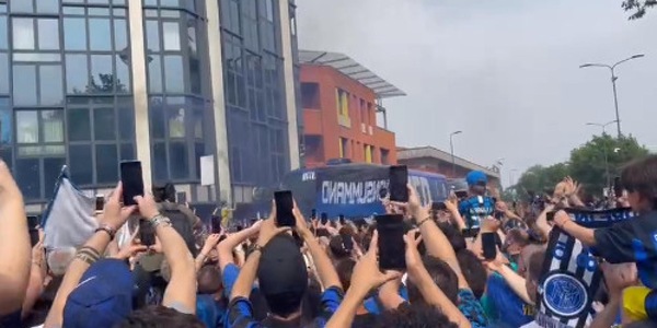 Il pullman dell'Inter accolto dall'entusiasmo dei tifosi a San Siro