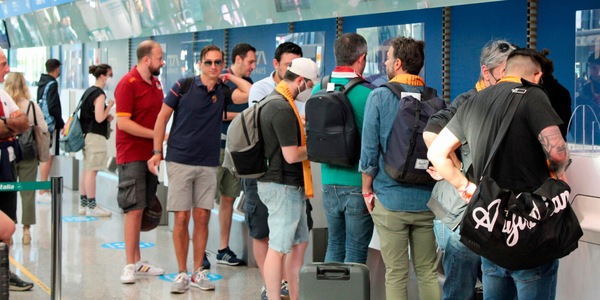 Conference League, tifosi della Roma già in volo per Tirana