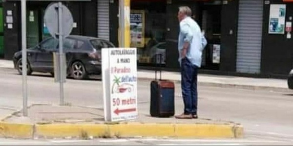 Zeman da solo alla fermata del bus: l'addio a Foggia diventa virale
