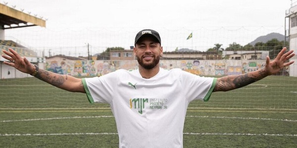 Neymar, il Psg, la Juve, il Chelsea, il Milan: va via o no? Intanto, pensa ai bambini