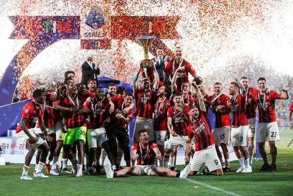 Milan, autogol beffa. Lo scudetto sulla maglia ci vuole sin dal primo giorno