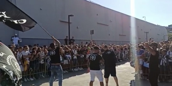 Pogboom: cori e bandiere. Il piazzale del Jmedical è una curva VIDEO