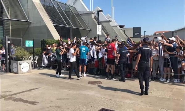 Juve, foto e autografi per Szczesny e Locatelli
