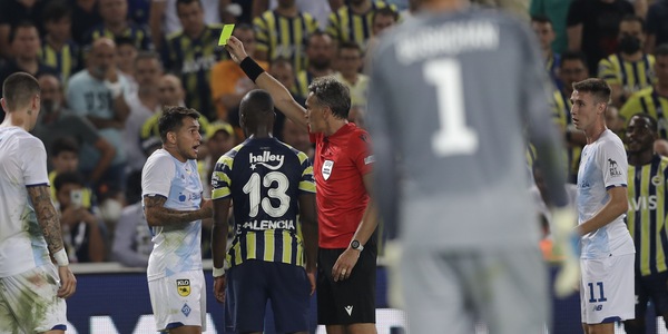 Uefa furiosa: Fenerbahce punito per i cori a favore di Putin