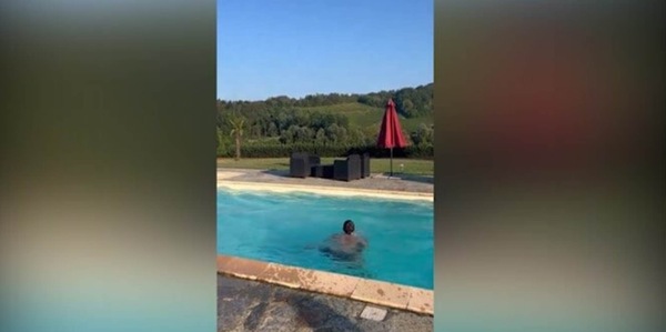 Rugani e Michela Persico, super tuffo in piscina
