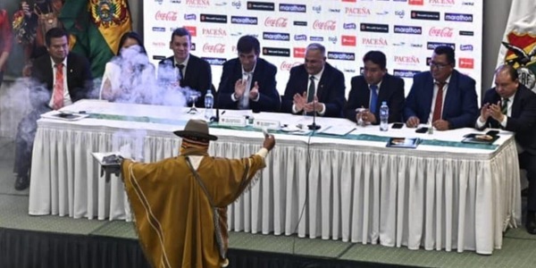 Bolivia: il nuovo ct in conferenza con lo sciamano!