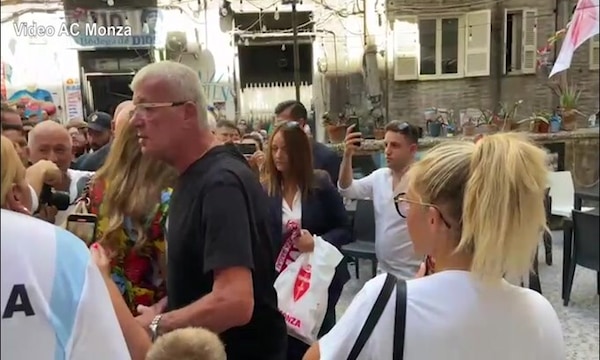 Napoli-Monza, la visita di Galliani al murales di Maradona
