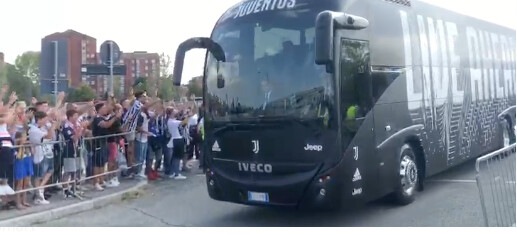Juventus, l'arrivo del pullman allo Stadium: che carica!