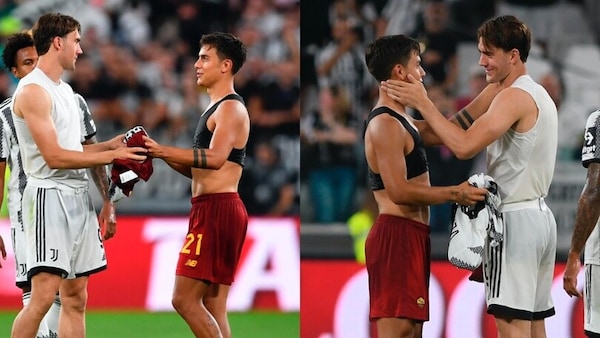 Dybala e Vlahovic si scambiano la maglia alla fine di Juve-Roma