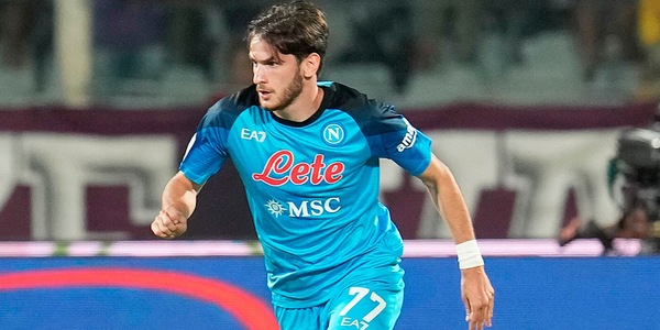Kvaratskhelia miglior calciatore di agosto davanti a Vlahovic e Dybala