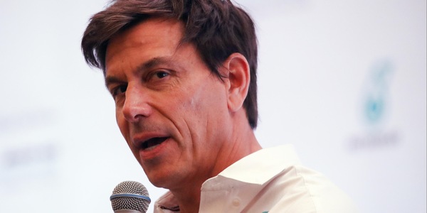 Wolff sulla linea Ferrari: lo scandalo budget cap Red Bull infiamma la F1