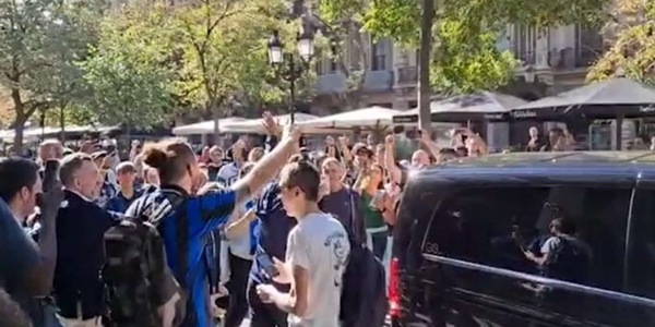 Javier Zanetti e l'ad Antonello escono dall'hotel travolti dall'entusiasmo dei tifosi