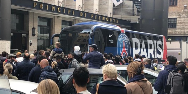 Juventus-Psg: tifosi davanti all'hotel di Messi in religioso silenzio