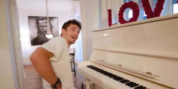 Charles Leclerc, che musica: è un talento anche quando suona il piano!