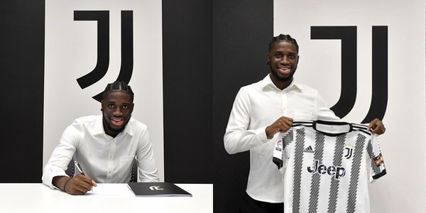 Iling-Junior rinnova con la Juventus: la firma e la posa con la maglia