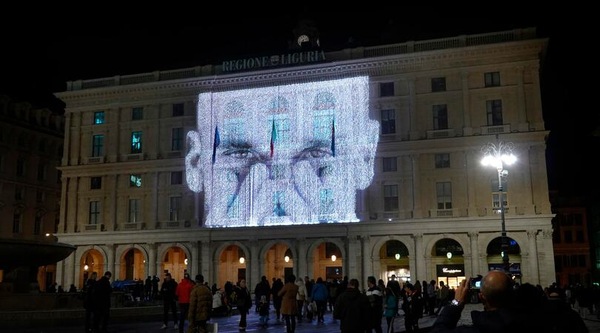 Vialli illumina Genova: le sue FOTO più belle sulla facciata del palazzo