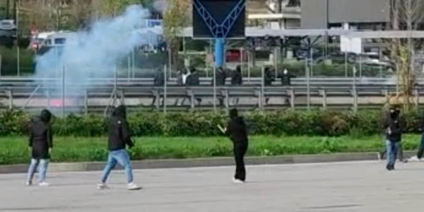 Il VIDEO degli scontri tra i tifosi di Napoli e Roma in autostrada