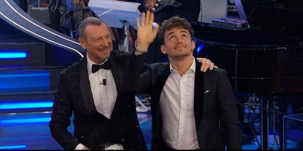 La Ferrari a Sanremo: Leclerc canta l'inno, Amadeus lo saluta
