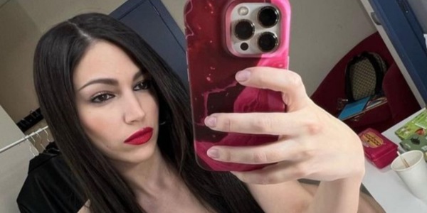 Tokyo de "La Casa di Carta" nuda allo specchio: guardate l’ultimo selfie