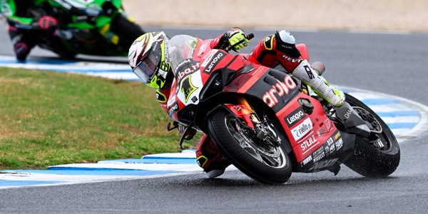 Superbike Ducati, Bautista ricomincia con una vittoria a Phillip Island: battuto Rea sotto la pioggia