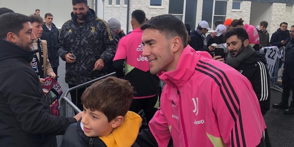 I tifosi della Juve: «Vlahovic, tripletta alla Roma e cacciano Mourinho»