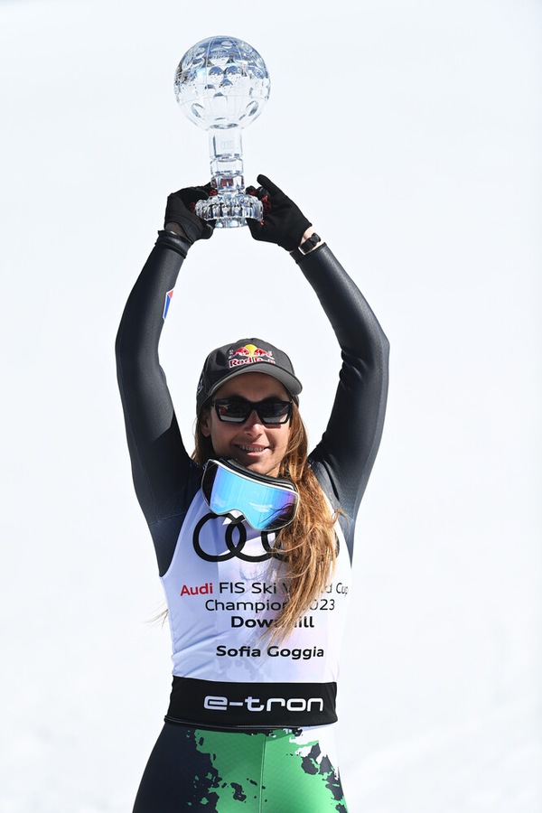 Sci, Sofia Goggia fa festa con la Coppa di specialità