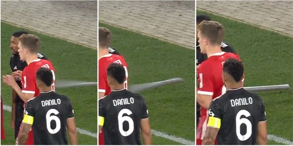 Follia Friburgo-Juve, tubo di metallo lanciato verso Bremer VIDEO