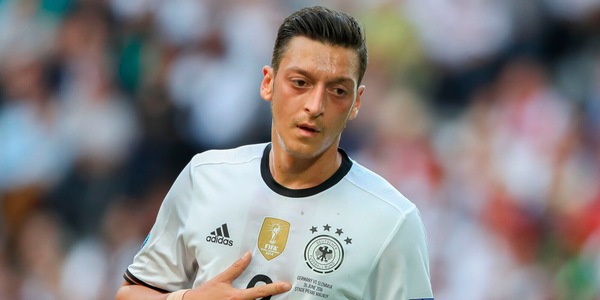 Ozil, l'ex Real Madrid e Arsenal dà l'addio al calcio