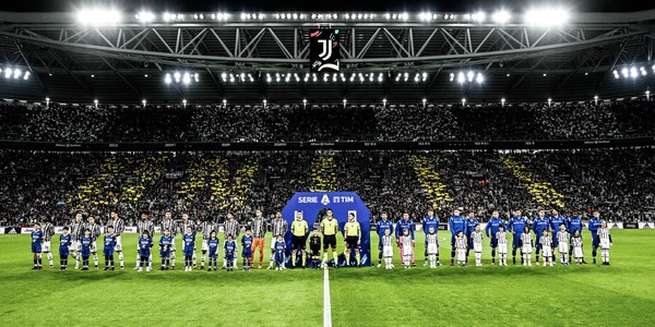 Juve-Verona, tifosi compatti: la splendida coreografia dello Stadium