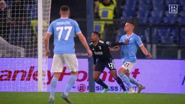 Milinkovic-Savic, l'intervento su Alex Sandro sul gol della Lazio