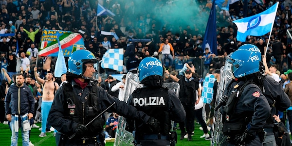 Udinese-Napoli, scontri tra tifosi sul campo: cosa è successo