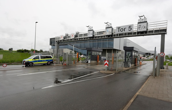 Attacco alla Mercedes in Germania: uomo spara ai dipendenti, due morti e un ferito